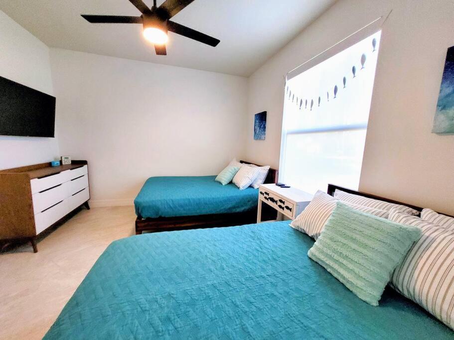 Blue Door Retreat - Luxury Pool Home - Sleeps 8 Cape Coral Luaran gambar