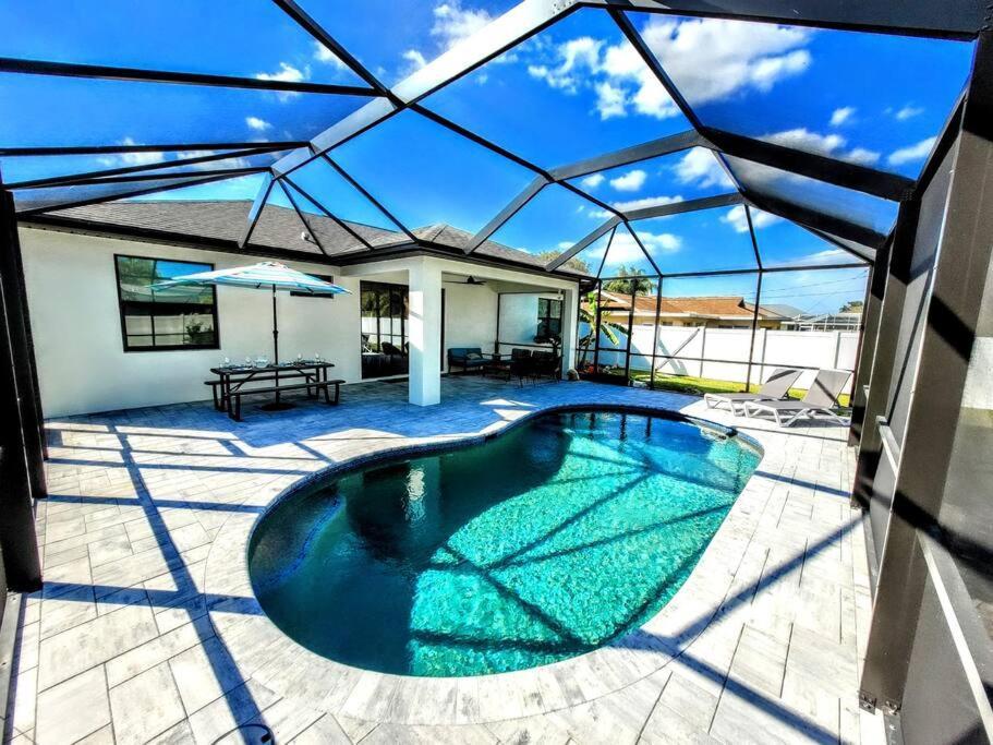 Blue Door Retreat - Luxury Pool Home - Sleeps 8 Cape Coral Luaran gambar