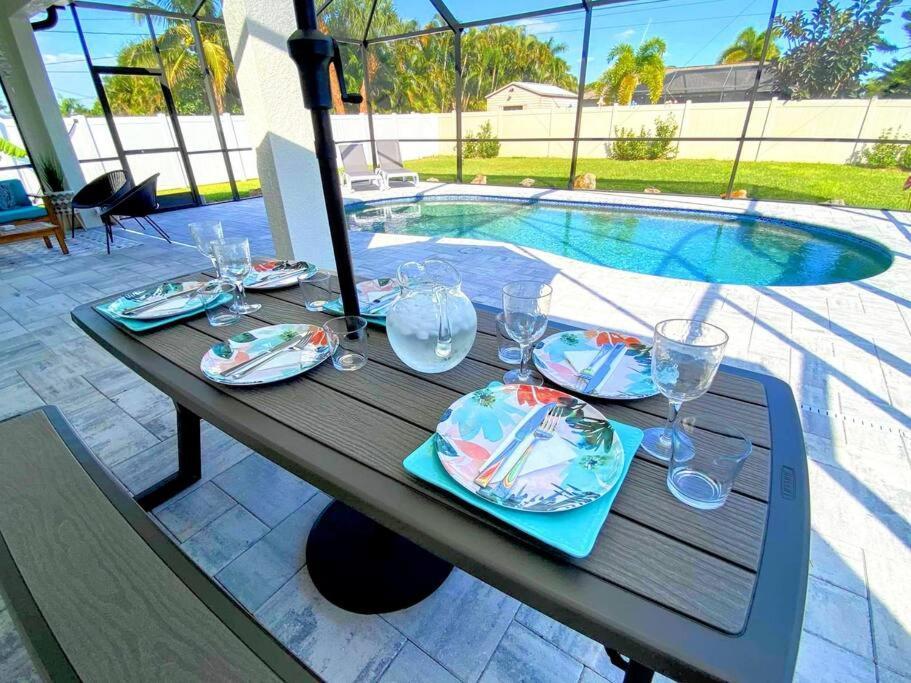 Blue Door Retreat - Luxury Pool Home - Sleeps 8 Cape Coral Luaran gambar
