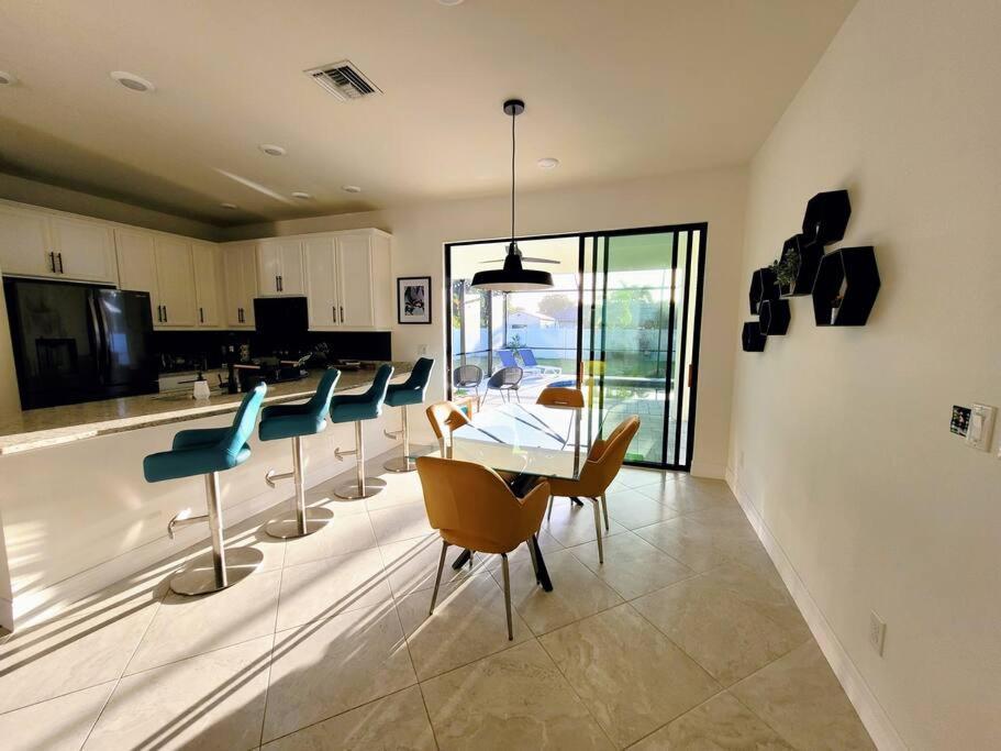 Blue Door Retreat - Luxury Pool Home - Sleeps 8 Cape Coral Luaran gambar