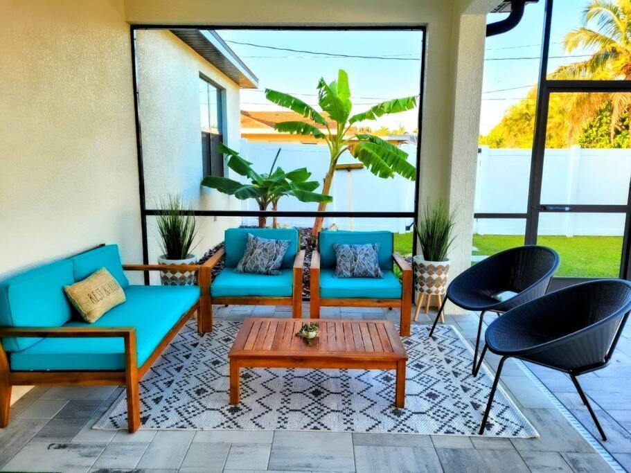Blue Door Retreat - Luxury Pool Home - Sleeps 8 Cape Coral Luaran gambar
