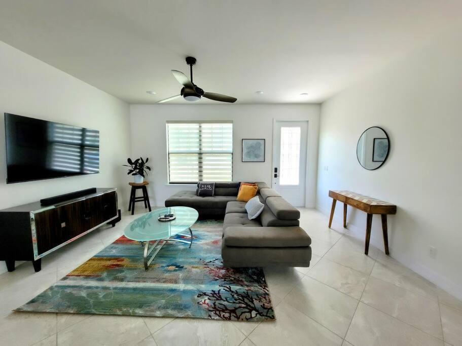 Blue Door Retreat - Luxury Pool Home - Sleeps 8 Cape Coral Luaran gambar
