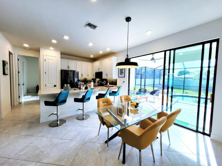 Blue Door Retreat - Luxury Pool Home - Sleeps 8 Cape Coral Luaran gambar