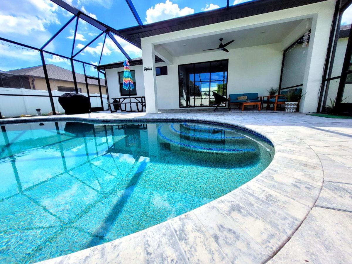 Blue Door Retreat - Luxury Pool Home - Sleeps 8 Cape Coral Luaran gambar